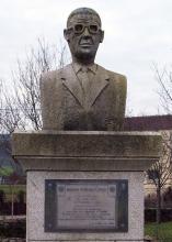 Busto Ramón Piñeiro - Carracedo